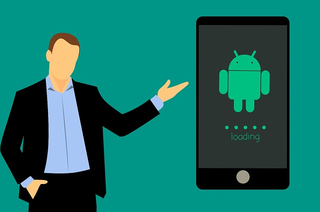 muž poukazující na aktualizaci operačního systému Android v telefonu