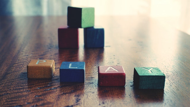 barevné kostky na dřevěném stole.jpg