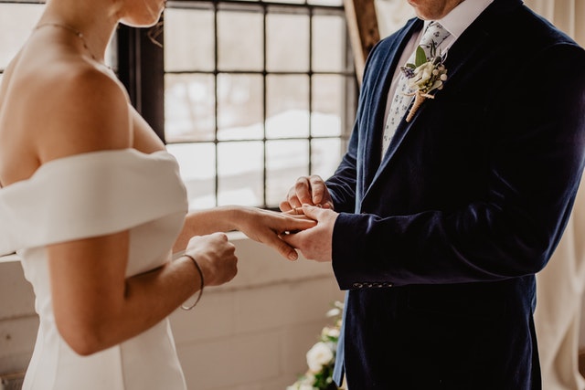 ženich a nevěsta, dávají si prstýnek